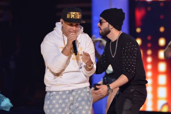 ¡Increíble! Algo que no nos esperábamos. Yandel y Daddy Yankee en Premio Lo Nuestro.