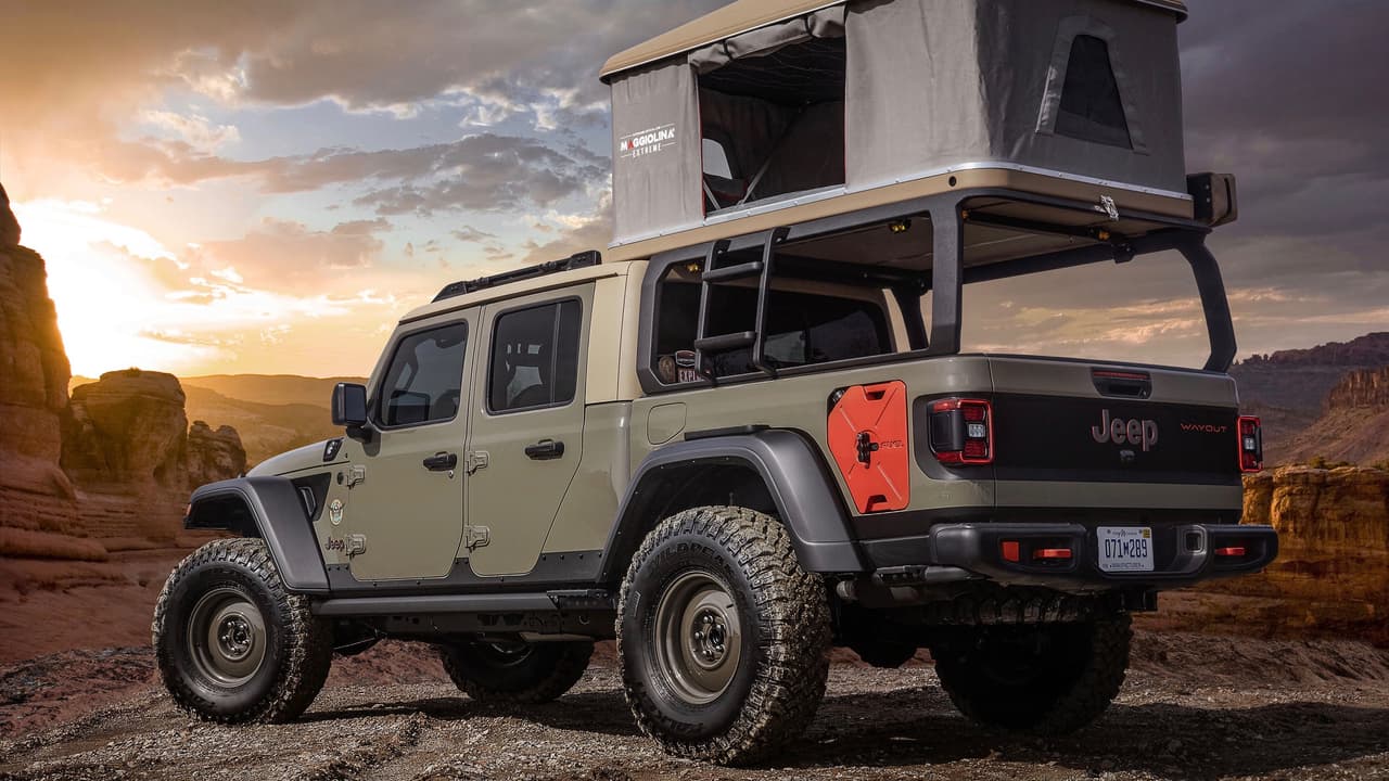 El plato fuerte de la Jeep Wayout Concept es esta tienda de campaña con espacio para dos ocupantes -de tamaño razonable-, que los mantendrá fuera del alcance de los animales de presa nocturnos del desierto.
<br>
<br>Si te gusta su color verde ‘Gator’ estas de suerte, ya que el mismo es parte de la paleta de colores de la nueva Jeep Gladiator.