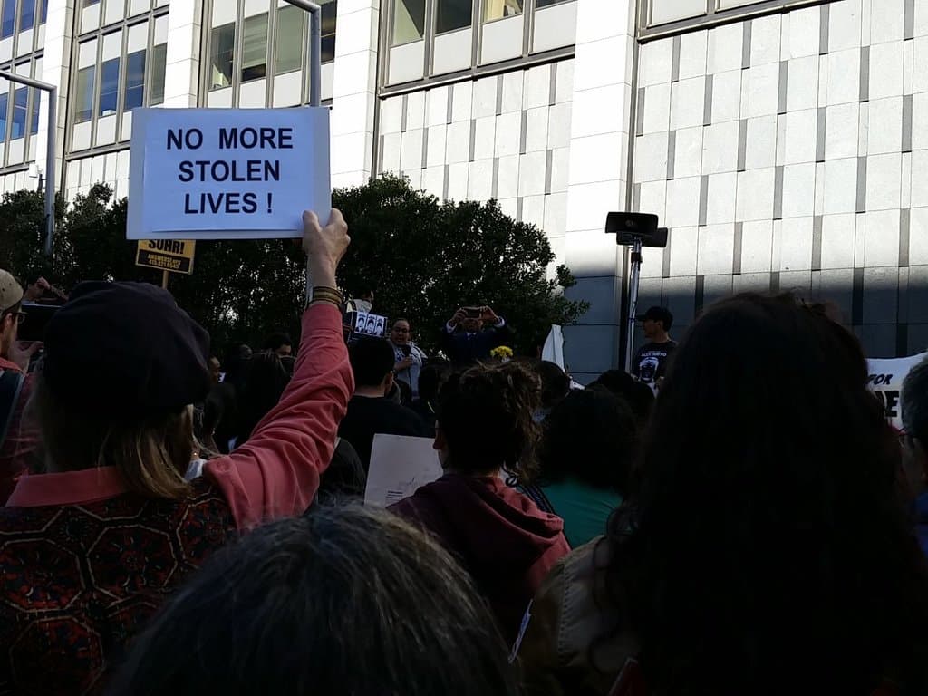 Cientos protestaron afuera del tribunal donde se lleva a cabo el juicio de la familia de Alex Nieto contra la ciudad y el condado de San Francisco.