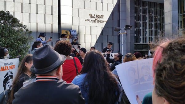 Cientos protestaron afuera del tribunal donde se lleva a cabo el juicio de la familia de Alex Nieto contra la ciudad y el condado de San Francisco.