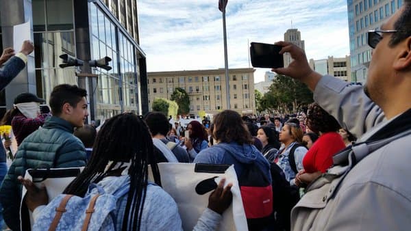 Cientos protestaron afuera del tribunal donde se lleva a cabo el juicio de la familia de Alex Nieto contra la ciudad y el condado de San Francisco.