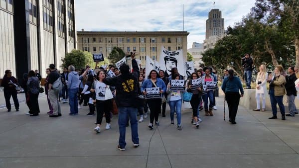 Cientos protestaron afuera del tribunal donde se lleva a cabo el juicio de la familia de Alex Nieto contra la ciudad y el condado de San Francisco.