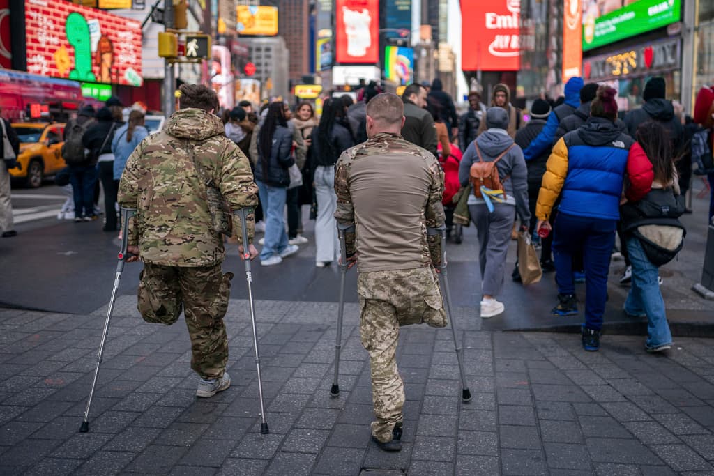 Veteranos de guerra clamaron desde Time Square para que Trump vuelva a 
<b>sentarse con el mandatario de Ucrania</b> y logren llegar a un acuerdo.