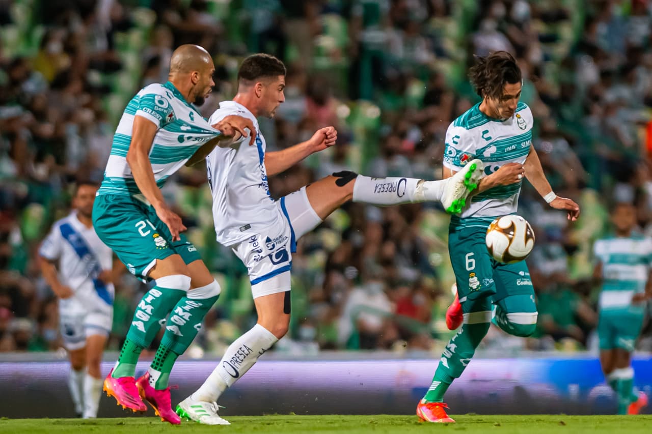 El doblete de Eduardo 'Mudo' Aguirre y el gol de Ayrton Preciado Santos vence 3-0 en la ida de semifianles al Puebla y toman una muy cómoda ventaja en la serie.