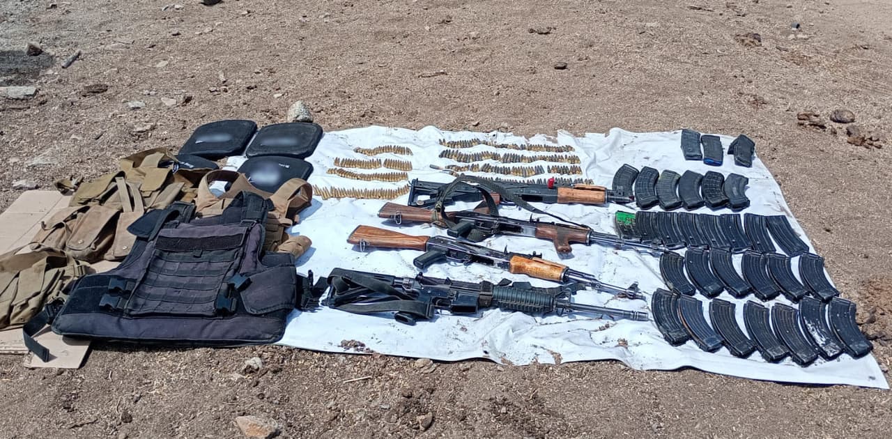 A los detenidos les fueron confiscados 
<b>cuatro rifles, municiones y equipo táctico</b>.