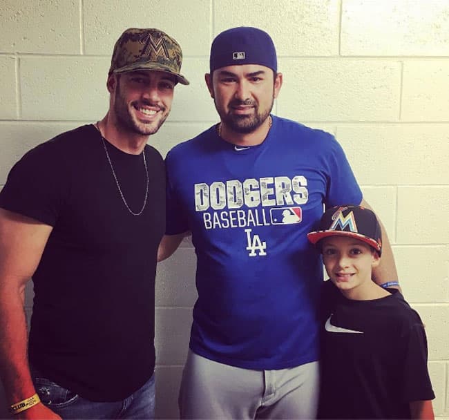 Además 
<b><a href="http://www.univision.com/temas/william-levy">William</a></b> y su hijo no faltan a ninguno de los partidos de los 'Marlins' y aprovechan para tomarse fotos con los grandes jugadores de los equipos visitantes.