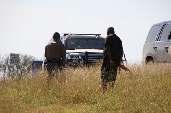 Los hechos ocurrieron a un costado de la carretera 90 cuando oficiales detectaron a un grupo de tres sospechosos caminando entre la maleza.
