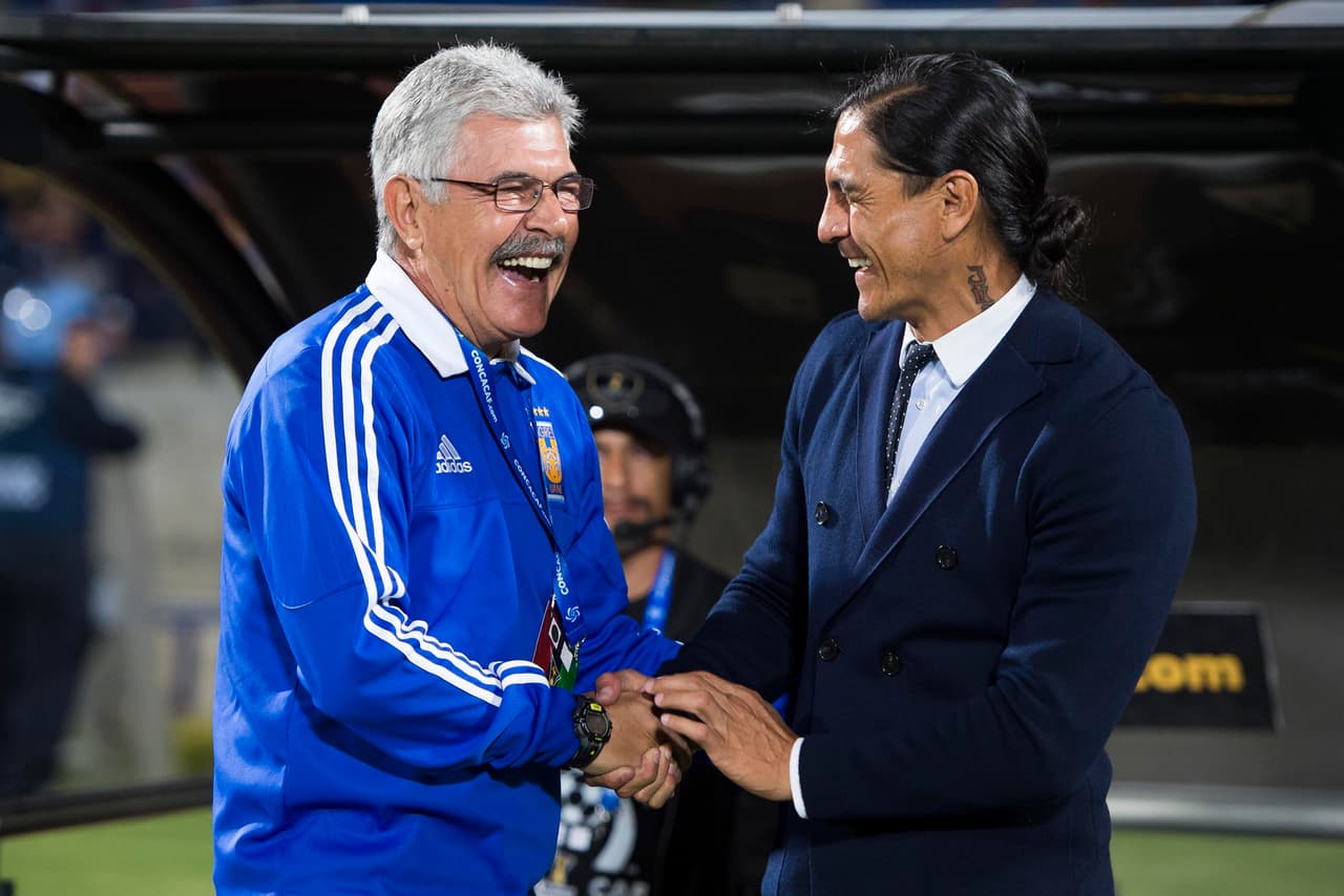 Ricardo Ferretti y Francisco Palencia, entrenadores de la contienda, en el saludo antes de comenzar las acciones.