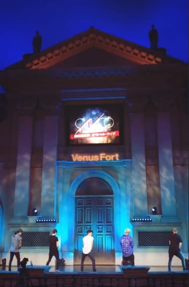 Aquí aparecen en el Fort Plaza durante los ensayos.