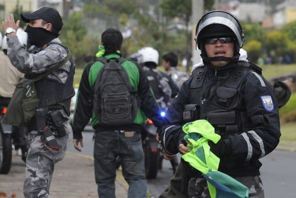 Antes del rescate a Correa, la Cruz Roja reportó a la que la rebelión policial causó lesiones a unas 50 personas que presentaron emergencias médicas por asfixia, impactos de perdigones y bombas de gas lacrimógeno.