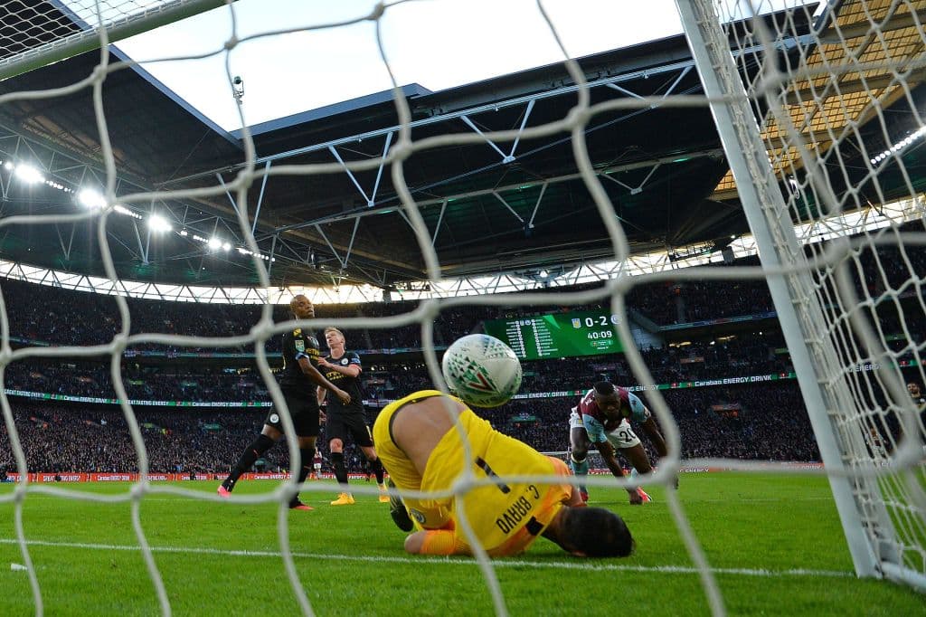 Claudio Bravo intenta tapar el remate pero fracasa en el intento y ve cómo el balón se va al fondo de la red.