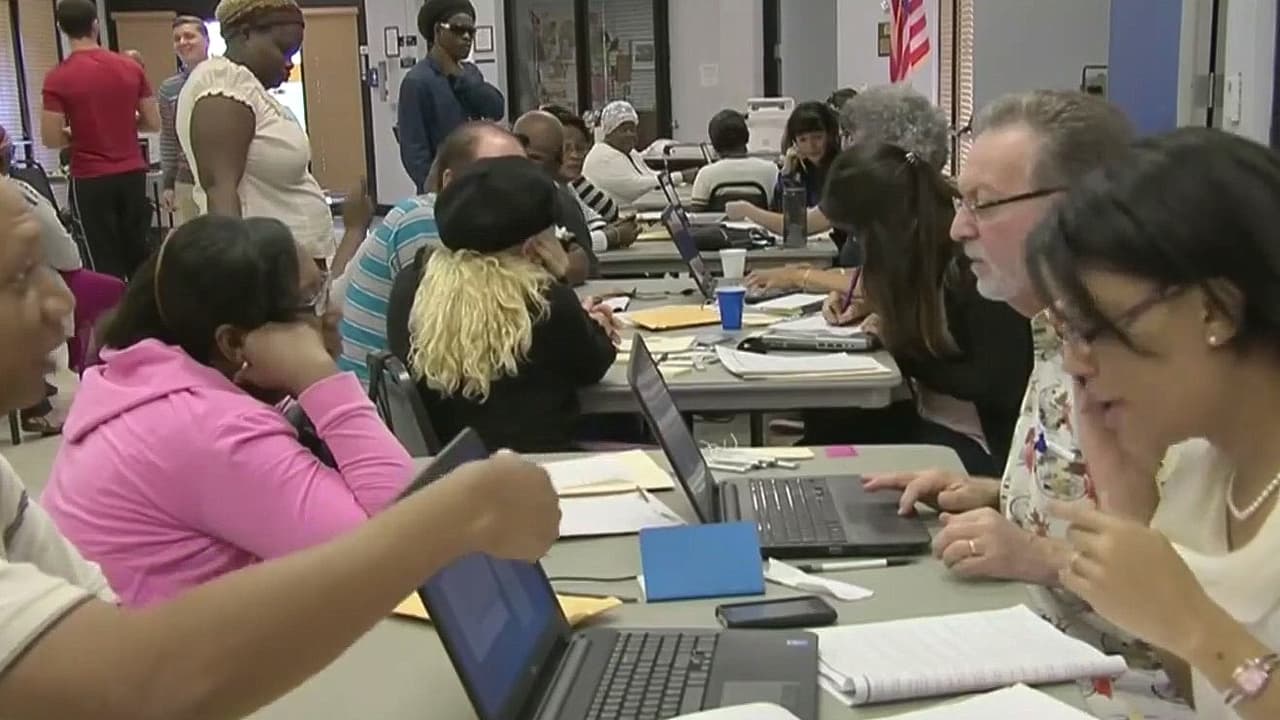 ¿Víctimas de estafas migratorias pueden solicitar la reapertura de su caso para frenar deportaciones?