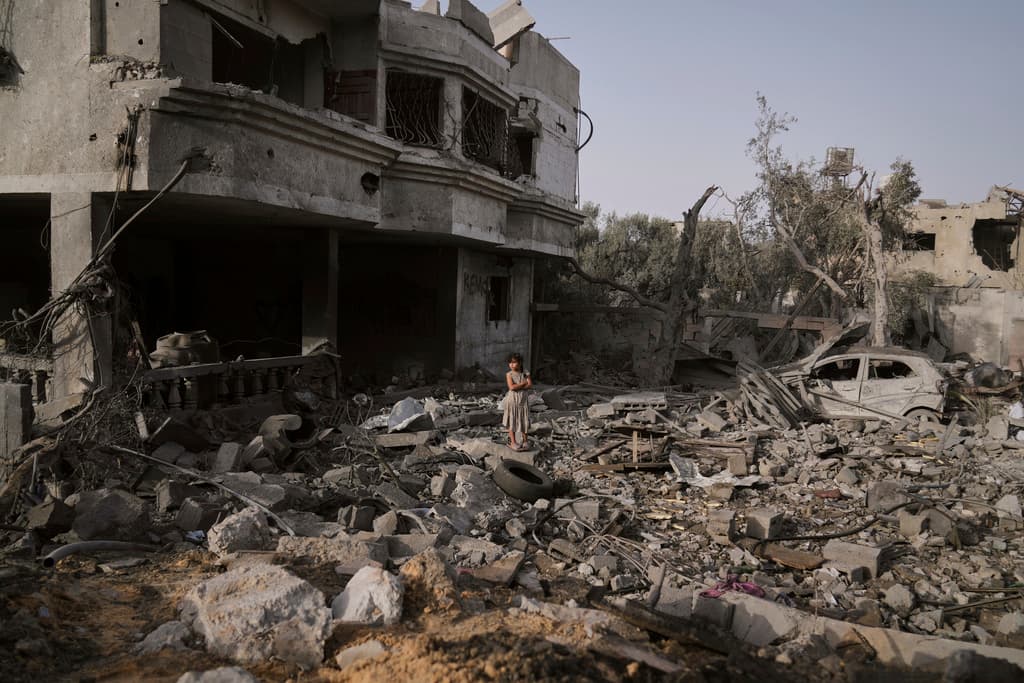 Una niña palestina se ve entre los escombros de la vivienda de la familia Al-Aimawi, destruida por ataques aéreos israelíes en Al-Zawaideh, en la Franja de Gaza, el martes 1 de julio de 2025. (AP Foto/Abdel Kareem Hana)