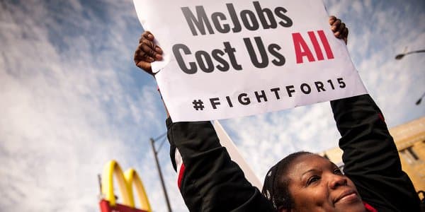 Cientos de trabajadores se manifestan en la sede de McDonald's pidiendo aumento salarial