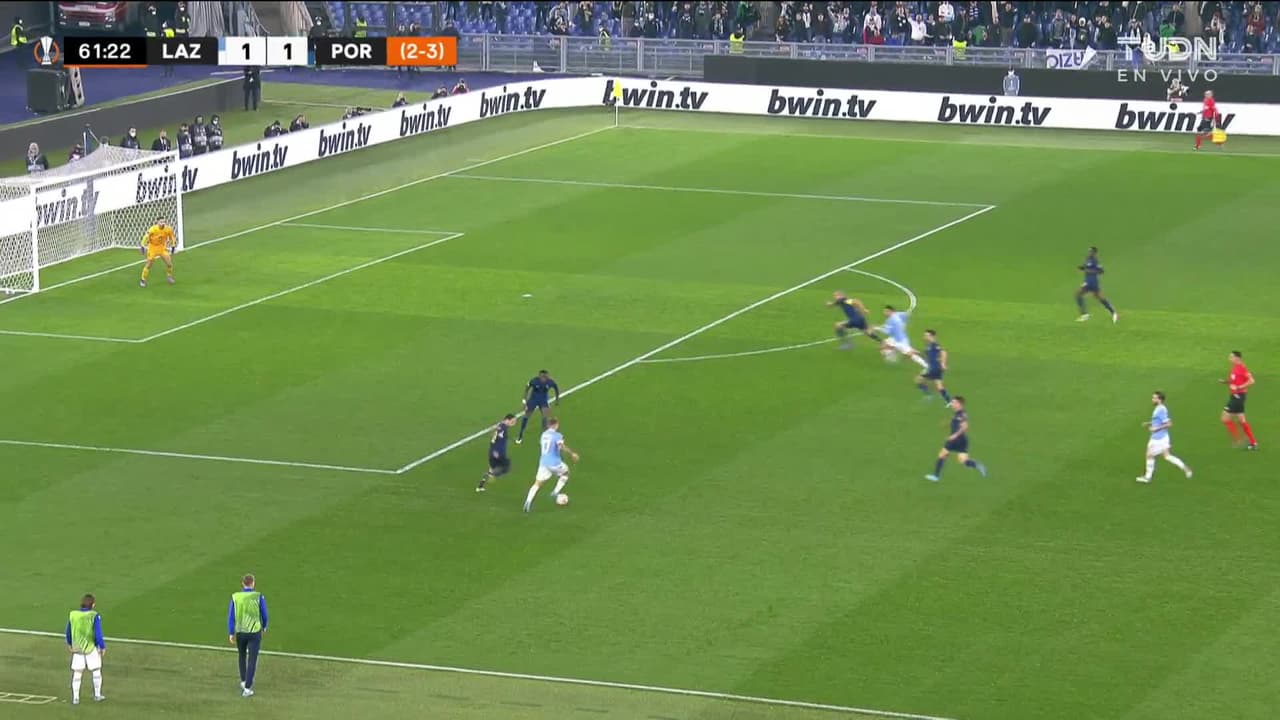 ¡TIRO ATAJADO! disparo por Luis Alberto.