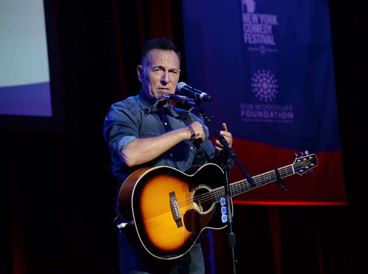 <b>Bruce Springteen </b>
<br>Gracias a shows que recaudan $4 millones de dólares en una noche, las ganancias de este músico aascienden a los 77 millones en un año.