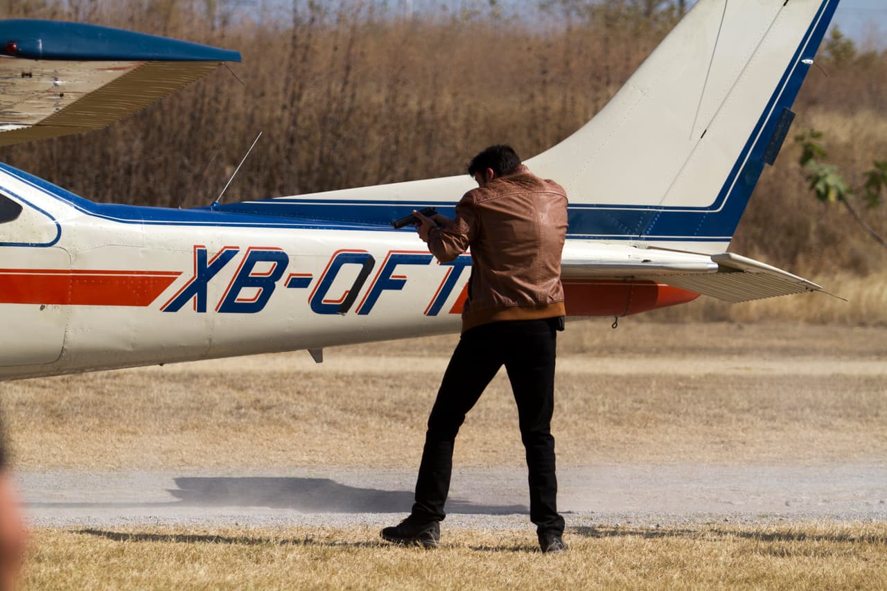 Yolanda aprovechó para subirse a la avioneta y viajar a México para regresar con 
<b><a href="http://www.univision.com/series/la-piloto/arap-bethke-es-john-lucio">John Lucio</a></b>.