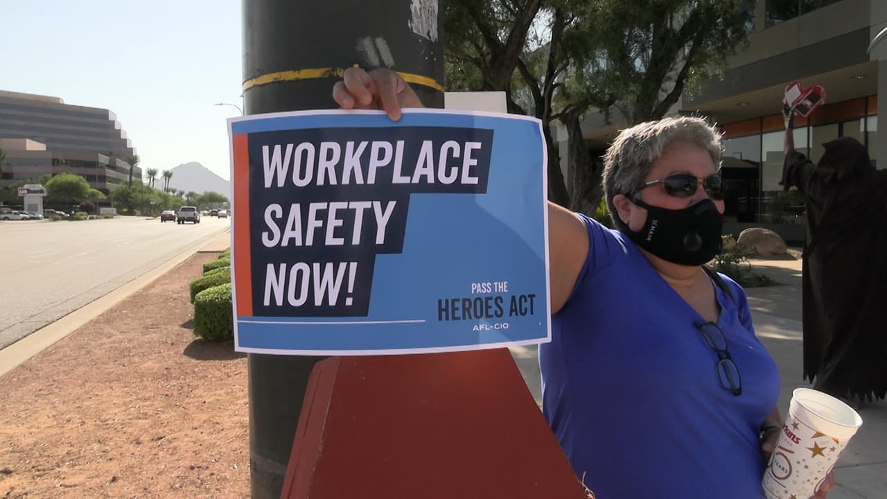 Decenas de personas protestan frente a la oficina de la senadora Martha McSally.