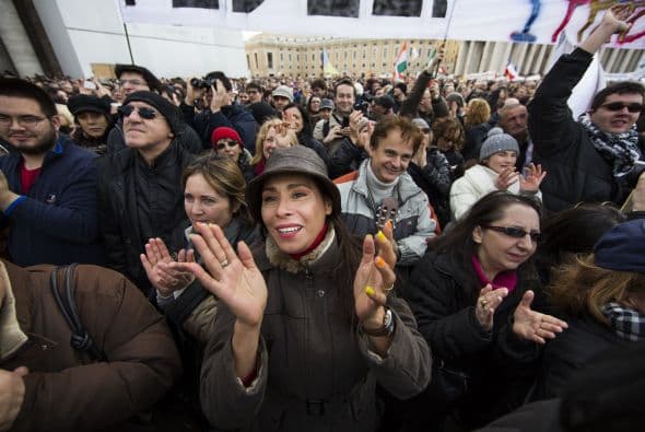 Del mismo modo, en el centro de la plaza, otro grupo de jóvenes entonaban cánticos muy rítmicos y alegres sentados en el suelo y dirigidos por la batuta de un hombre más mayor.