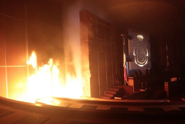 Vista de la sala principal del Congreso mientras el fuego comienza a propagarse.