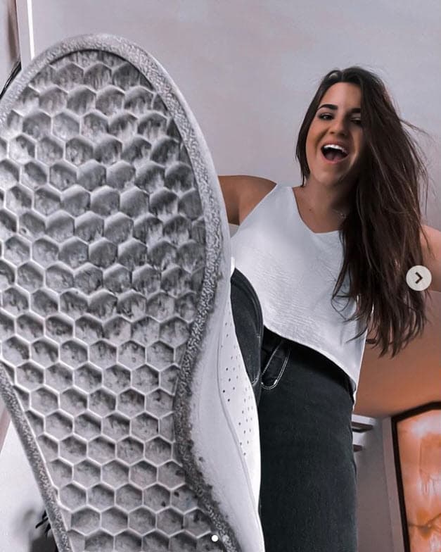 De inmediato, fue llevada a atención médica, pero la zozobra no acabó ahí, pues los doctores le pidieron a Valentina que les contara qué le sucedió pues, según el relato de Cecilia Galliano, sospechaban que había sido la artista la que le provocó las lesiones. 
<br>