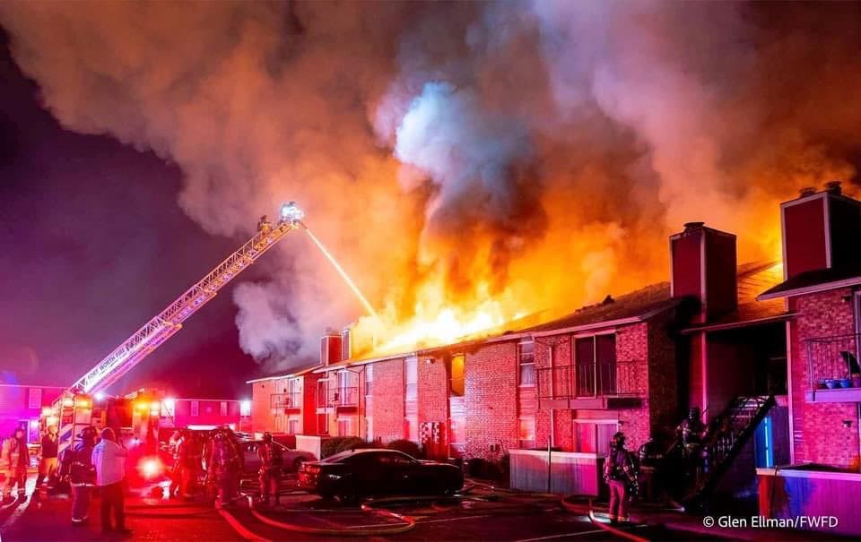 40 personas son desplazadas de sus viviendas tras un incendio en Fort Worth