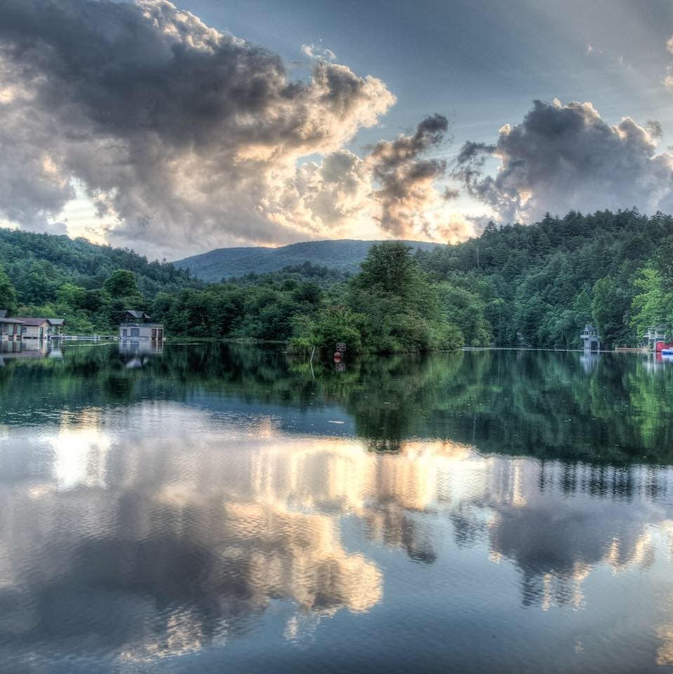 Lake Rabun ofrece oportunidades para donar fondos, como visitas guiadas a las casas, mercados de pulgas y subastas de cócteles, carreras de carretera de 5 km y 10 km, torneos de golf y más.