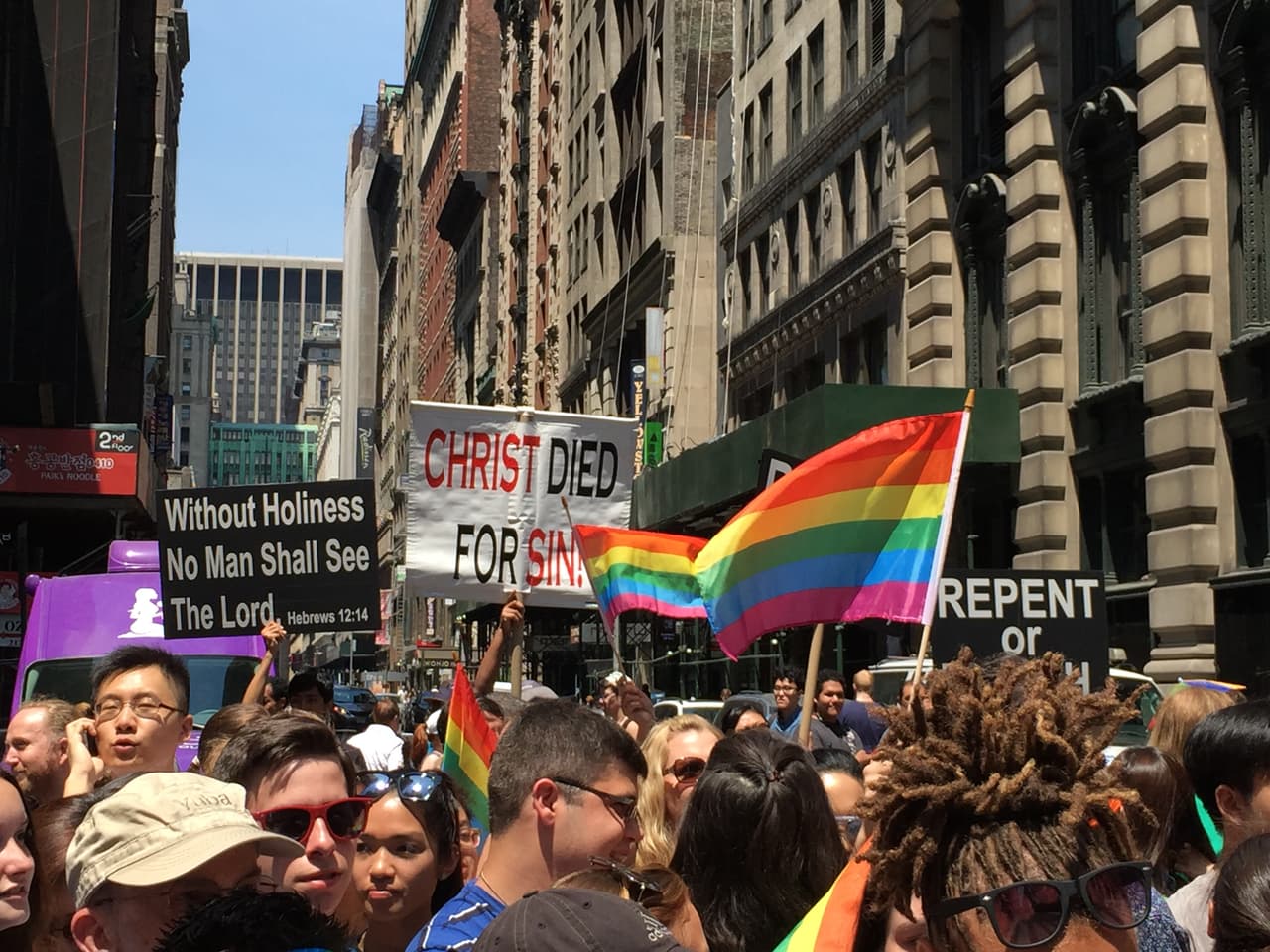 Los creyentes con pancartas mantuvieron silencio durante el desfile.