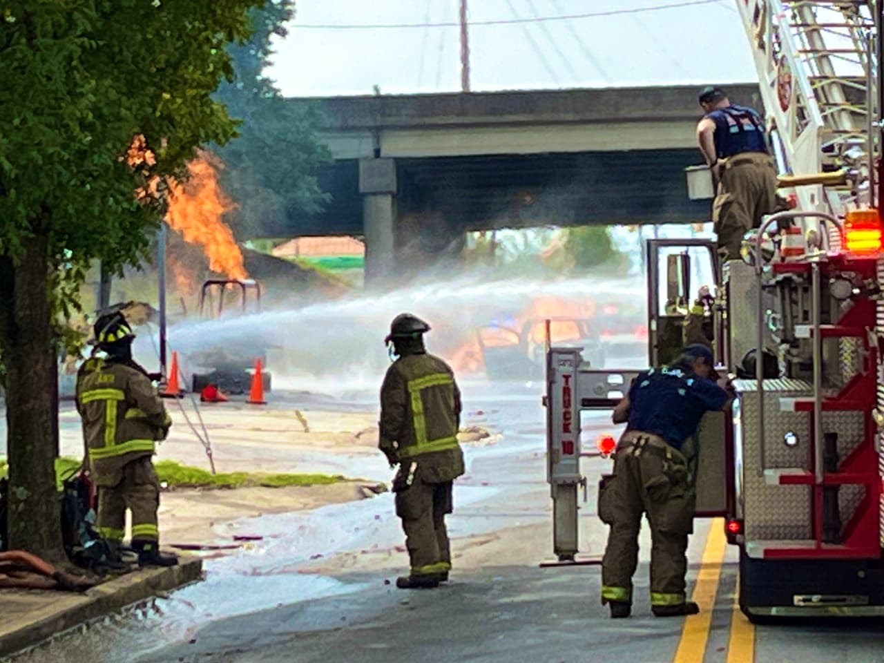 Línea de gas rota provoca incendio en carretera de Atlanta; no hubo heridos