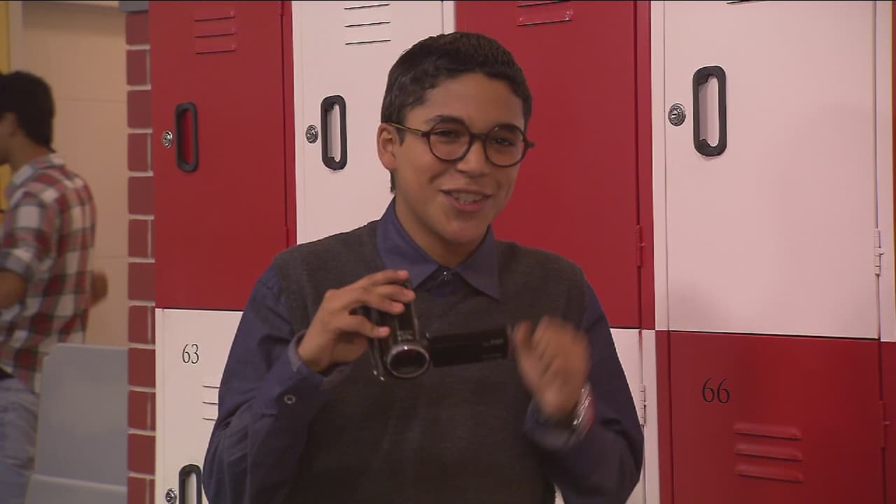 Y aunque a veces le cae mal a algunos por "sabelotodo", siempre ayuda a sus amigos.