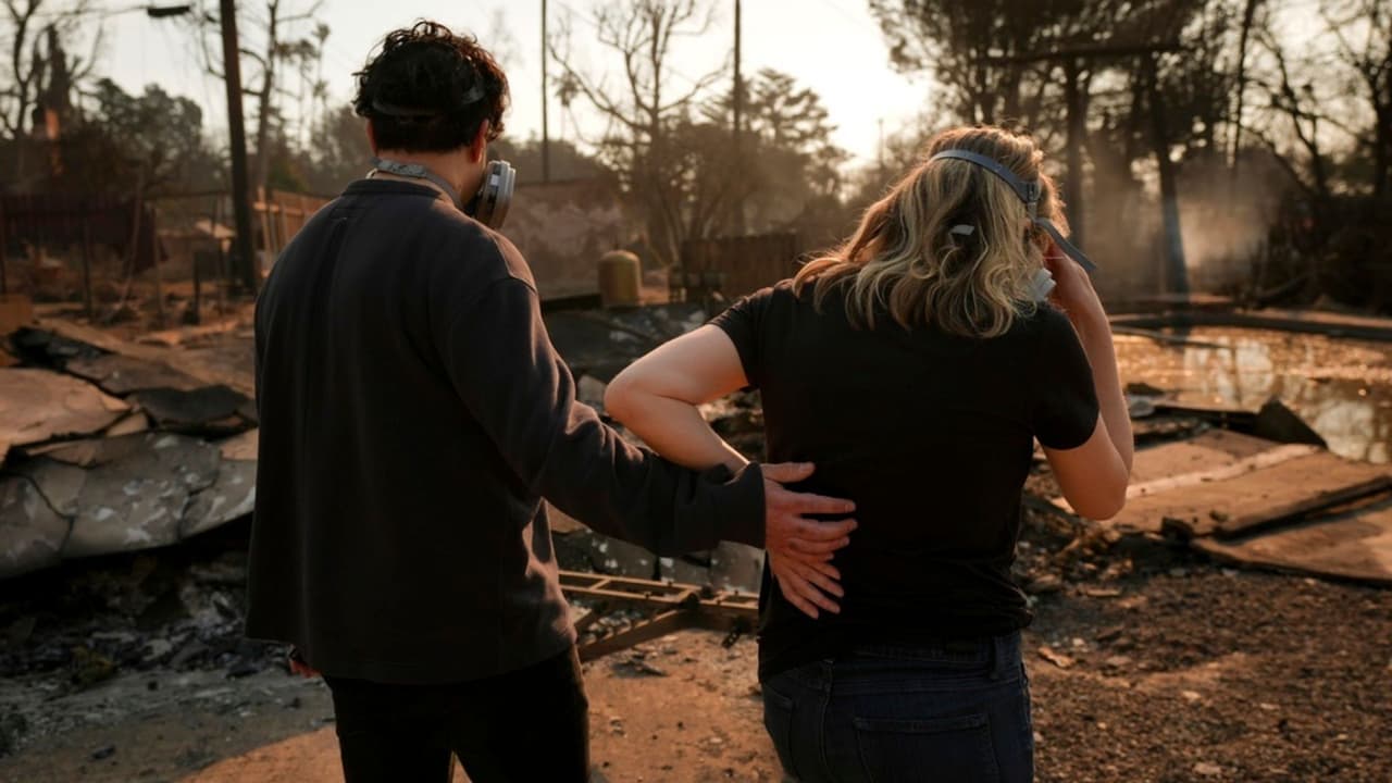 De acuerdo con el más reciente reporte de autoridades de Los Ángeles, al menos 24 personas han muerto en los incendios forestales que azotan a la ciudad, mientras que 26 personas han sido reportadas como desaparecidas. Para ayudar en las labores de búsqueda de restos humanos, o desaparecidos, SEDENA enviará 36 expertos a Estados Unidos.