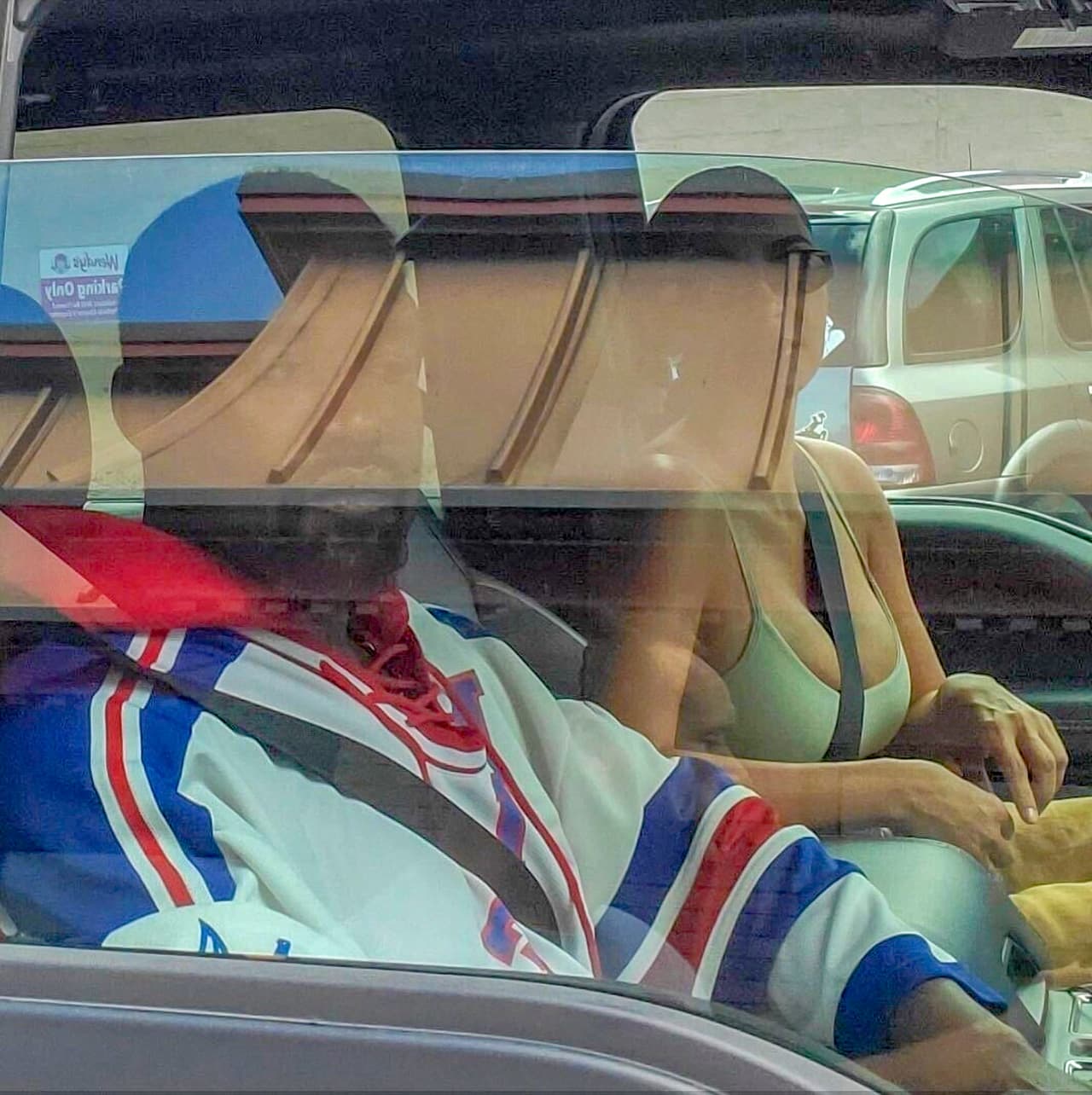 Tras estos hechos, su esposa viajó el lunes para reunirse con él por primera vez desde el polémico mitin de campaña en Carolina del Sur de una semana antes. 
<br>