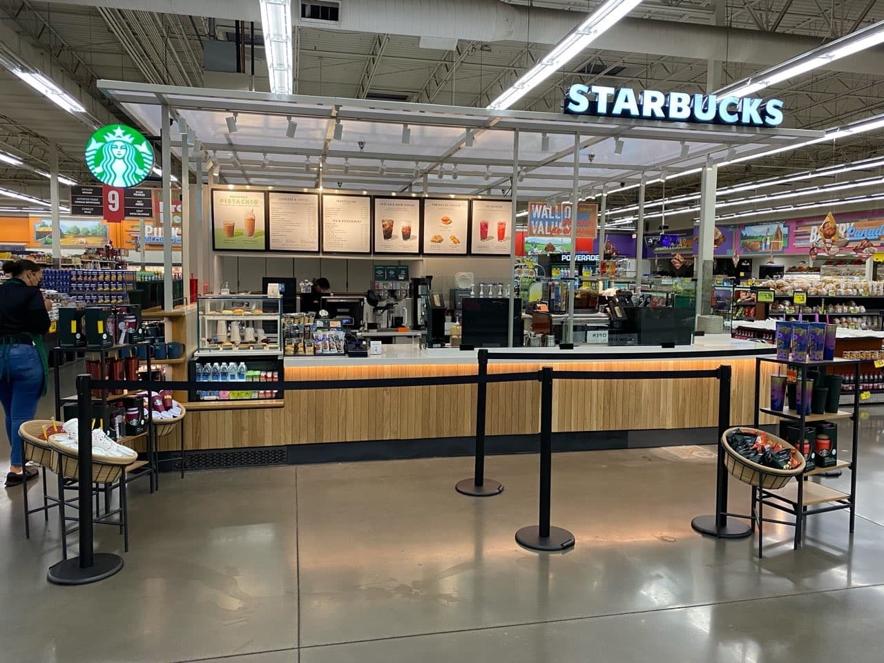 “A través de esta adición a Starbucks Café, 
<b>hemos agregado más de 20 puestos de trabajo</b>, pero 
<b>aún buscamos contratar a más miembros del equipo para este espacio</b>. Esperamos abrir cafés Starbucks adicionales dentro de nuestras tiendas de comestibles Food City en el futuro”, dijo Lynn Engelke, directora de Starbucks para Bashas' y Food City, mediante un comunicado de prensa.