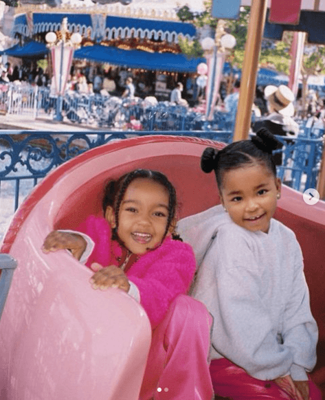 <b>Kim Kardashian borró a su sobrina de una foto</b>
<br>Con frecuencia, las fotografías del clan Kardashian reciben críticas por el uso excesivo de Photoshop (al menos eso dicen sus detractores). Prueba de lo anterior es que el 31 de diciembre de 2021 la celebridad posteó una instantánea en la que aparecen su hija Chicago y su sobrina True, en un viaje a Disneyland, y los internautas no perdieron la oportunidad de criticarla.