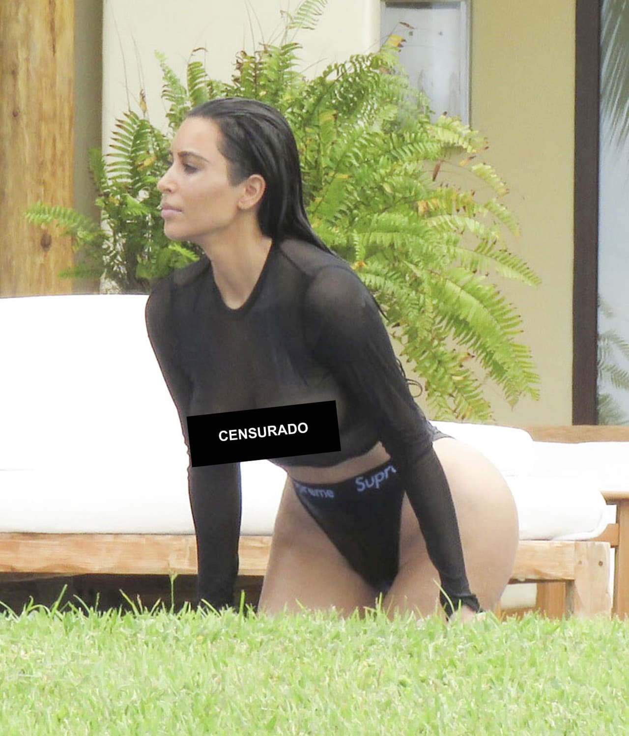 Al mojarse en la piscina se le vio todito a través de la delgada prenda.