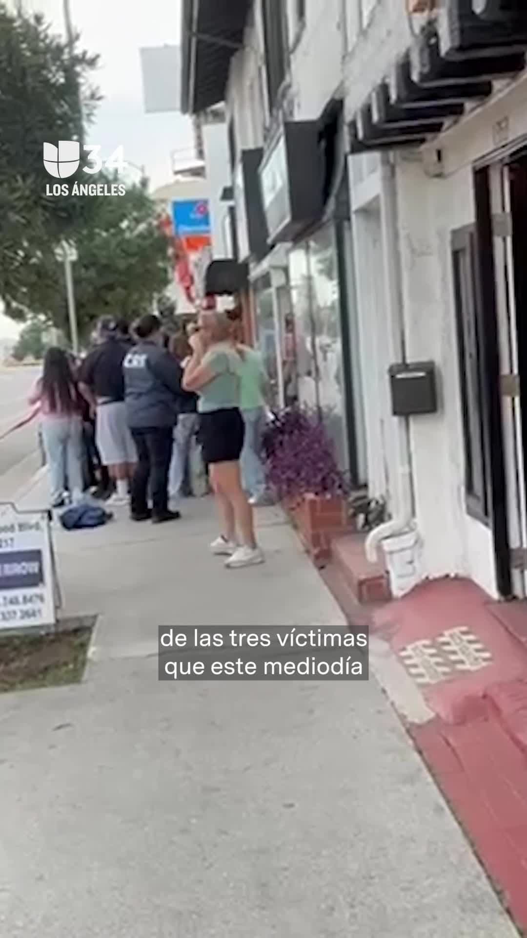 Tres muertos tras choque de vehículo contra supermercado en Los Ángeles