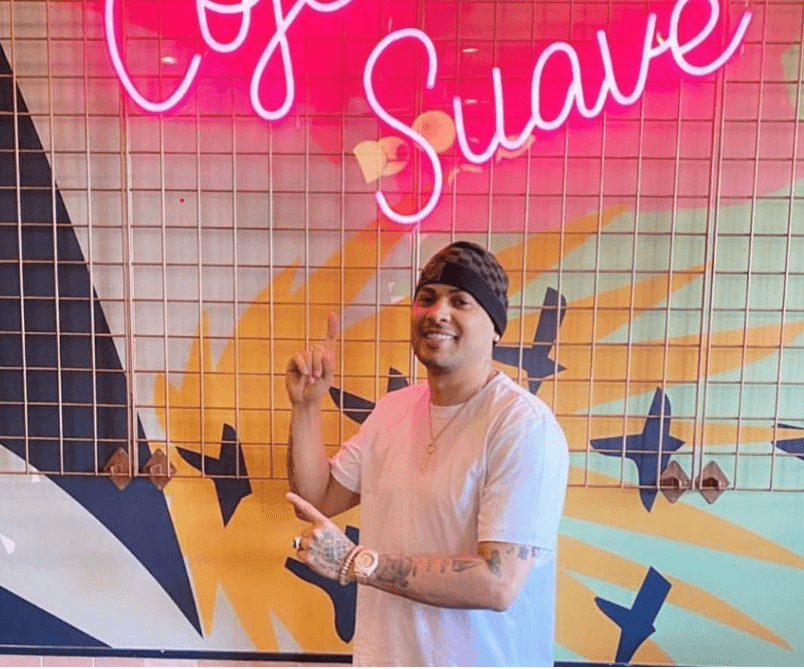 Además de presentar su música los fines de semana, cantantes como
<b> Jacob Foreve</b>r aprovechan para darle gusto al paladar con platillos como vaca frita, arroz con huevo y hasta arroz con mango. 
<b>Pero en el día también se les puede ver (de lunes a viernes) devorando alguno de los especiales de almuerzo por sólo $7.99. </b>
<br>