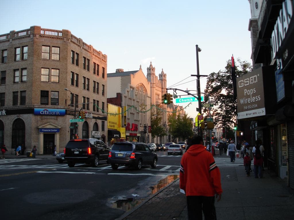 <b>Flatbush</b>
<br>
<br>Flatbush es un barrio de bajo costo con mucha diversidad cultural, incluyendo residentes del Caribe, Asia, así como una gran población afro-americana e hispana. Los alquileres promedio son de alrededor de $2,169 al mes
<br>