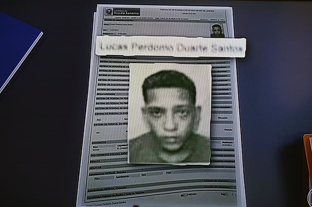 En 2016, la opinión pública de Brasil estuvo conocionada por la aparición de un video en las redes sociales donde una joven de 16 años era aparentemente violada por más de 30 personas. La grabación, en la que la brasileña aparece desnuda, drogada y con fuertes marcas de violencia, comenzó a circular el 25 de mayo. La agresión se habría producido el viernes anterior en una de las barriadas pobres de Río de Janeiro. En la fotografía, uno de los sospechosos de la presunta violación.