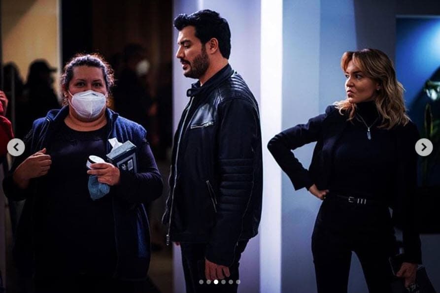 La situación involucró a "la simpática maquillista" (izquierda) de la actriz que la ha acompañado en distintos proyectos. 
<br>