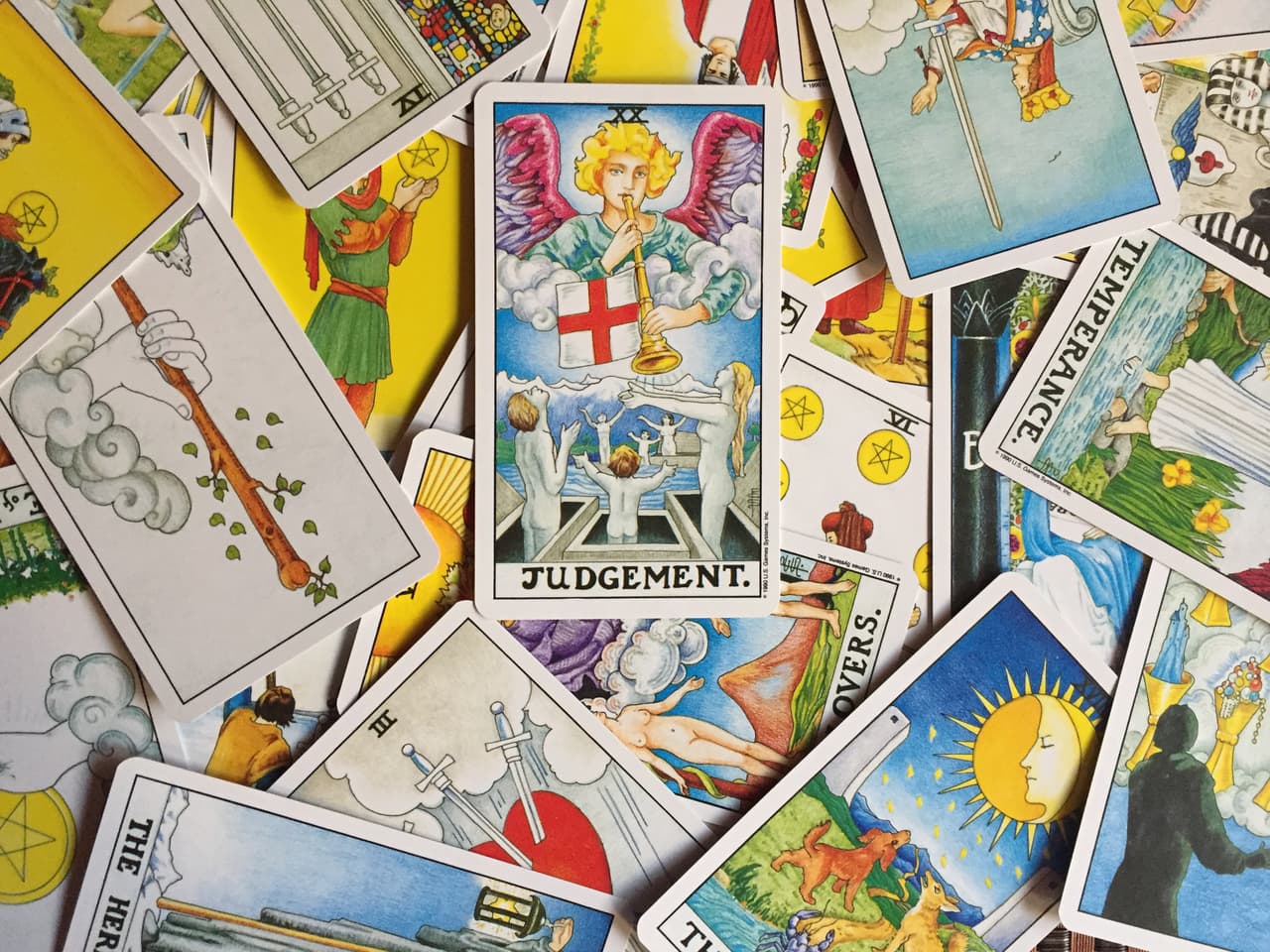 El Juicio es otra de las 22 cartas pertenecientes a los llamados Arcanos Mayores del tarot, de gran importancia. Con el número 20, su representación más popular es la versión de la baraja de Rider Waite, con un arcángel soplando su trompeta.