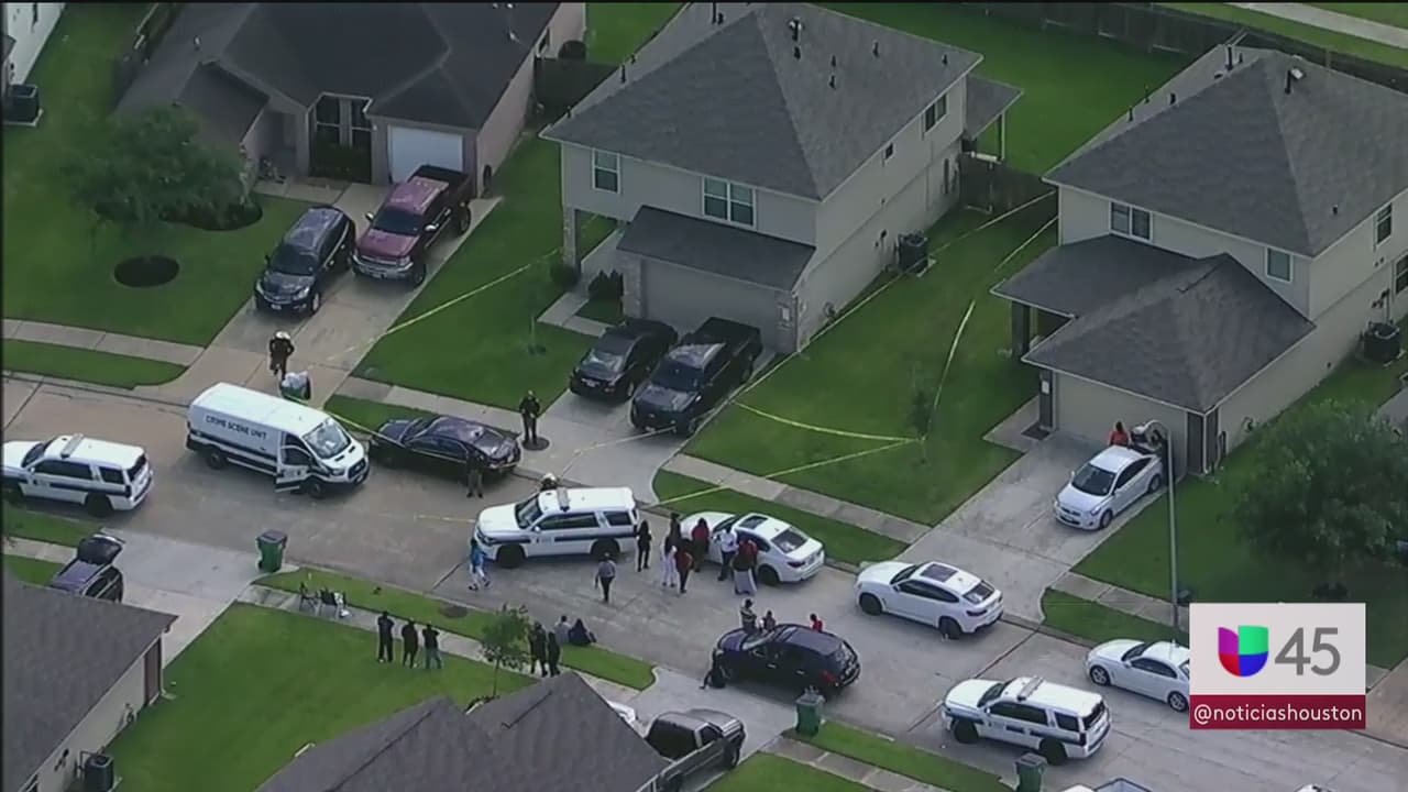 Encuentran a capitán de HFD y a una mujer muertos en una casa y con ellos a un bebé llorando