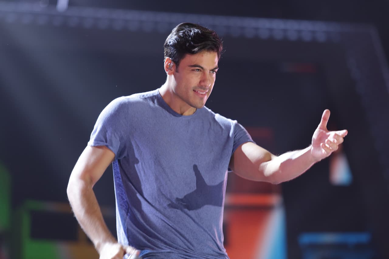 Carlos Rivera llegó al Watsco Center de la Universidad de Miami para ensayar su presentación en Premios Juventud.