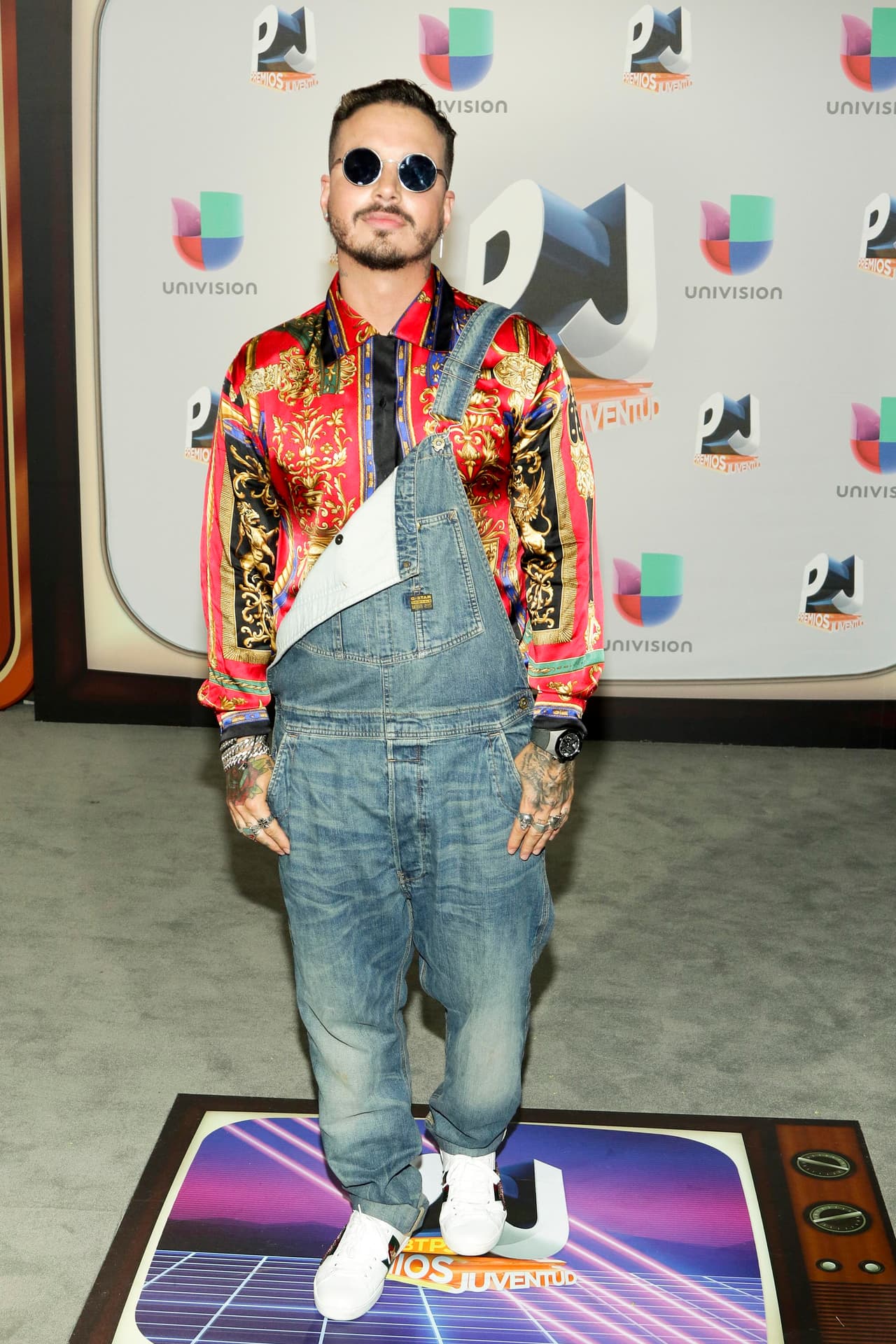 En varias ocasiones fue criticado por su forma de vestir, él minimizó las opiniones en contra y logró ser un ícono hasta en pasarelas internacionales.