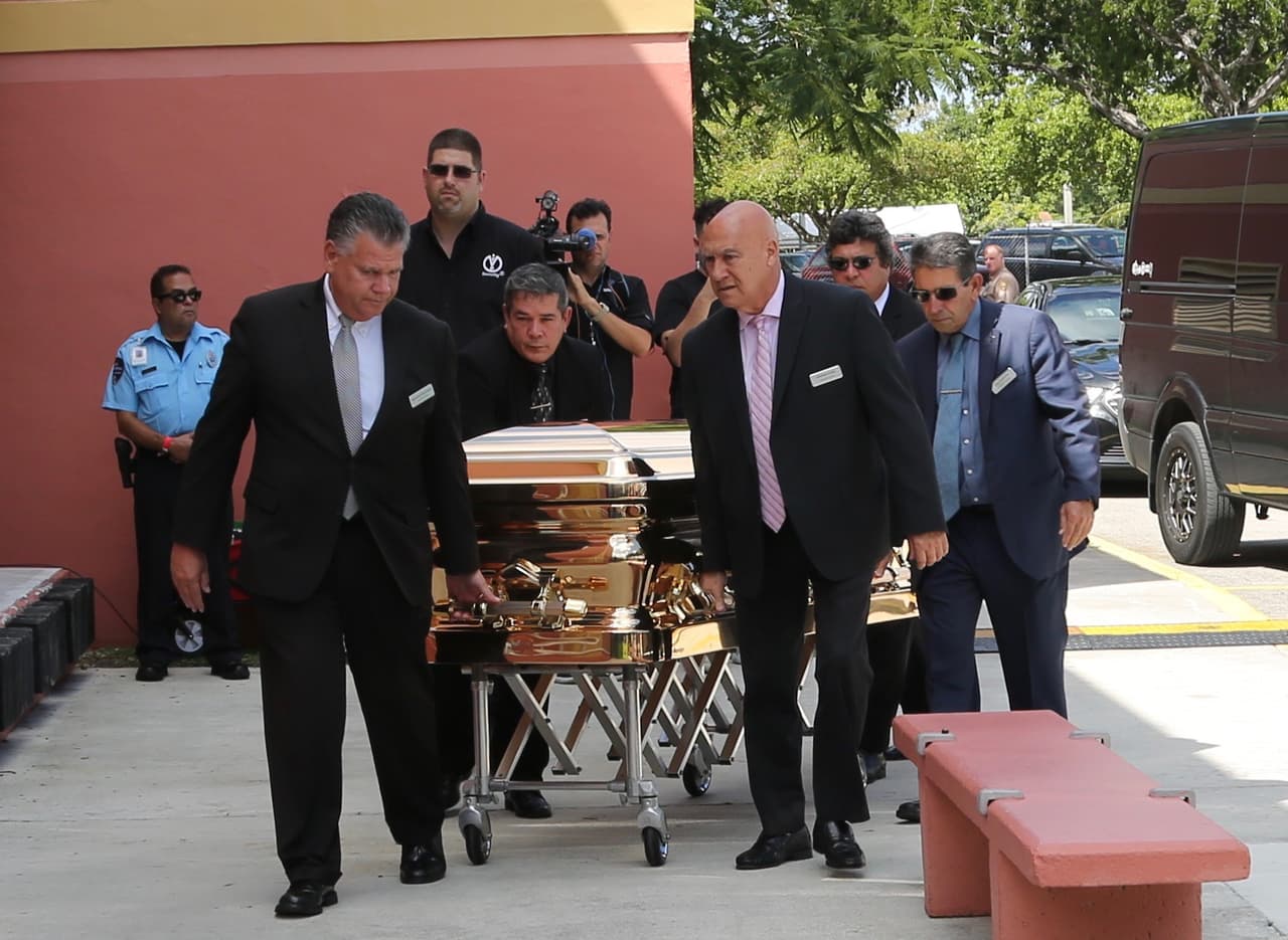 El ataúd dorado con 
<b>los restos del cantante mexicano José José </b>fue trasladado este domingo desde la funeraria Caballero Rivero Westchester, en Miami, al Miami Dade Auditorium, donde 
<b>el pueblo fue citado para poder ofrecerle el último adiós</b>.