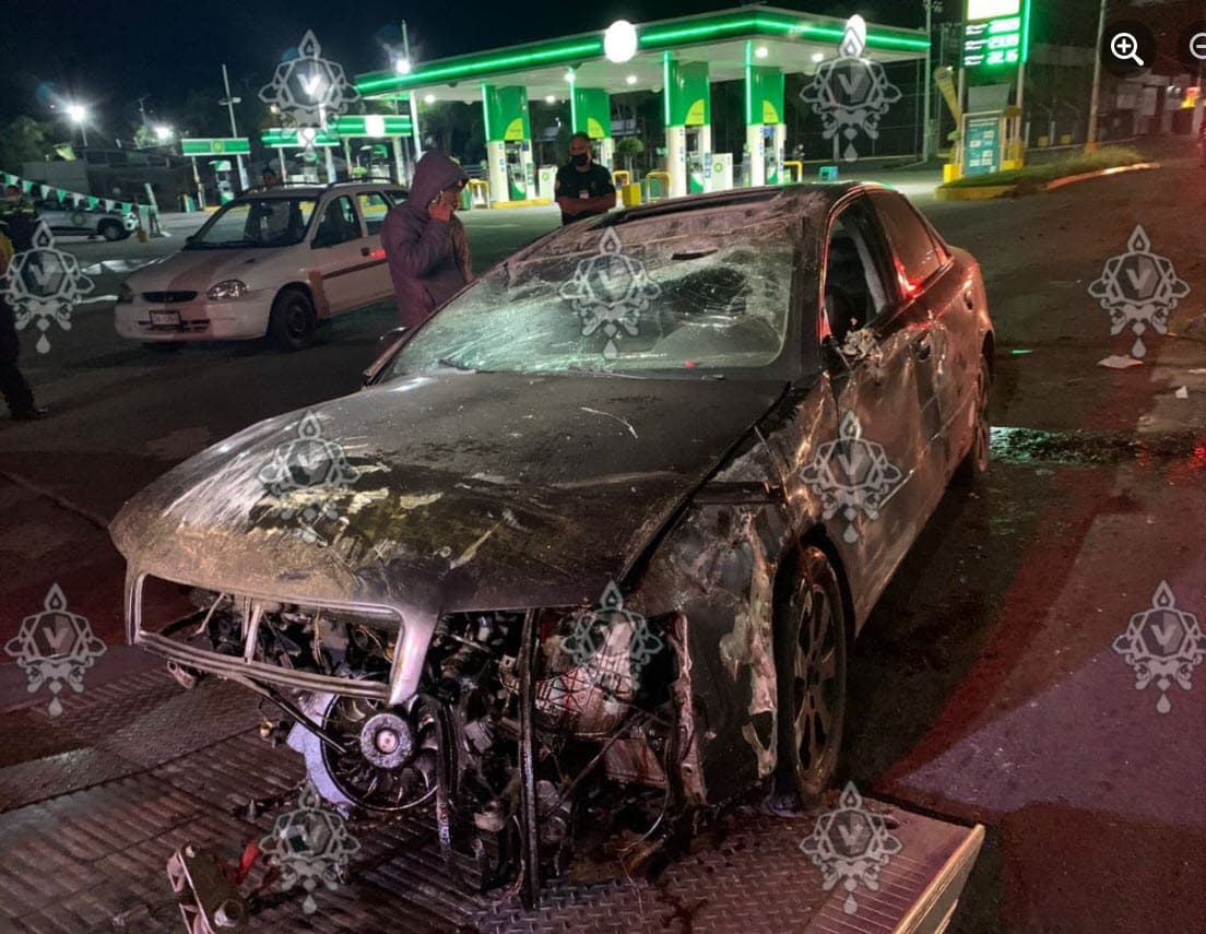 De acuerdo con su versión, mientras conducía 
<b>se le "reventó la llanta trasera"</b> del lado del conductor: "Fue donde el carro volcó". 
<br>