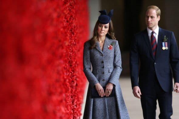 Kate Middleton y el príncipe William caminan a lo largo del memorial de la Primera Guerra Mundial en Australia.