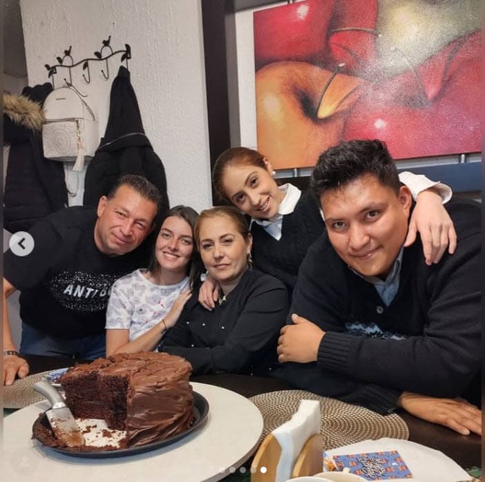 Por otro, este lunes 13 de diciembre, hubo algunas sonrisas ya que 
<b><a href="https://www.univision.com/famosos/octavio-ocana-vecinos-mama-muerte-fotos" target="_blank">su madre, Ana Lucía Ocaña</a></b>, celebró su cumpleaños 51 en compañía de su marido, una de sus dos hijas y Nerea Godínez, la prometida del actor. 
<br>