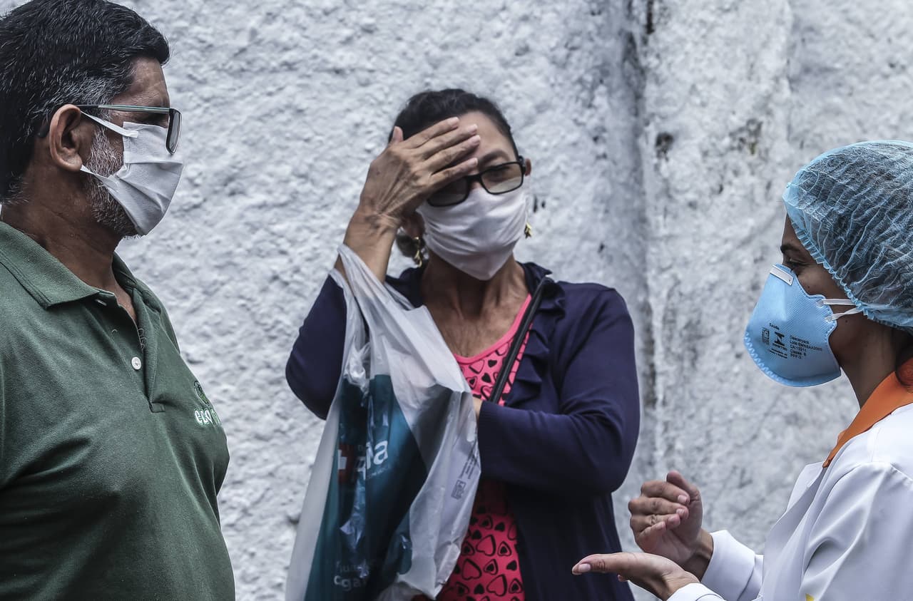 Las autoridades de salud ya no hablan de 
<a href="https://www.univision.com/local/los-angeles-kmex/15-ninos-hospitalizados-por-extrano-sindrome-inflamatorio-relacionado-con-el-coronavirus-la-mayoria-son-hispanos">grupos riesgos por edades</a>, ahora la probabilidad de contagiarse con el virus la tienen todos los habitantes. Sin embargo, la data demuestra que los 
<a href="https://www.univision.com/local/los-angeles-kmex/los-latinos-siguen-siendo-las-principales-victimas-del-coronavirus-en-los-angeles"><b>hispanos son los más afectados</b></a> por el coronavirus.