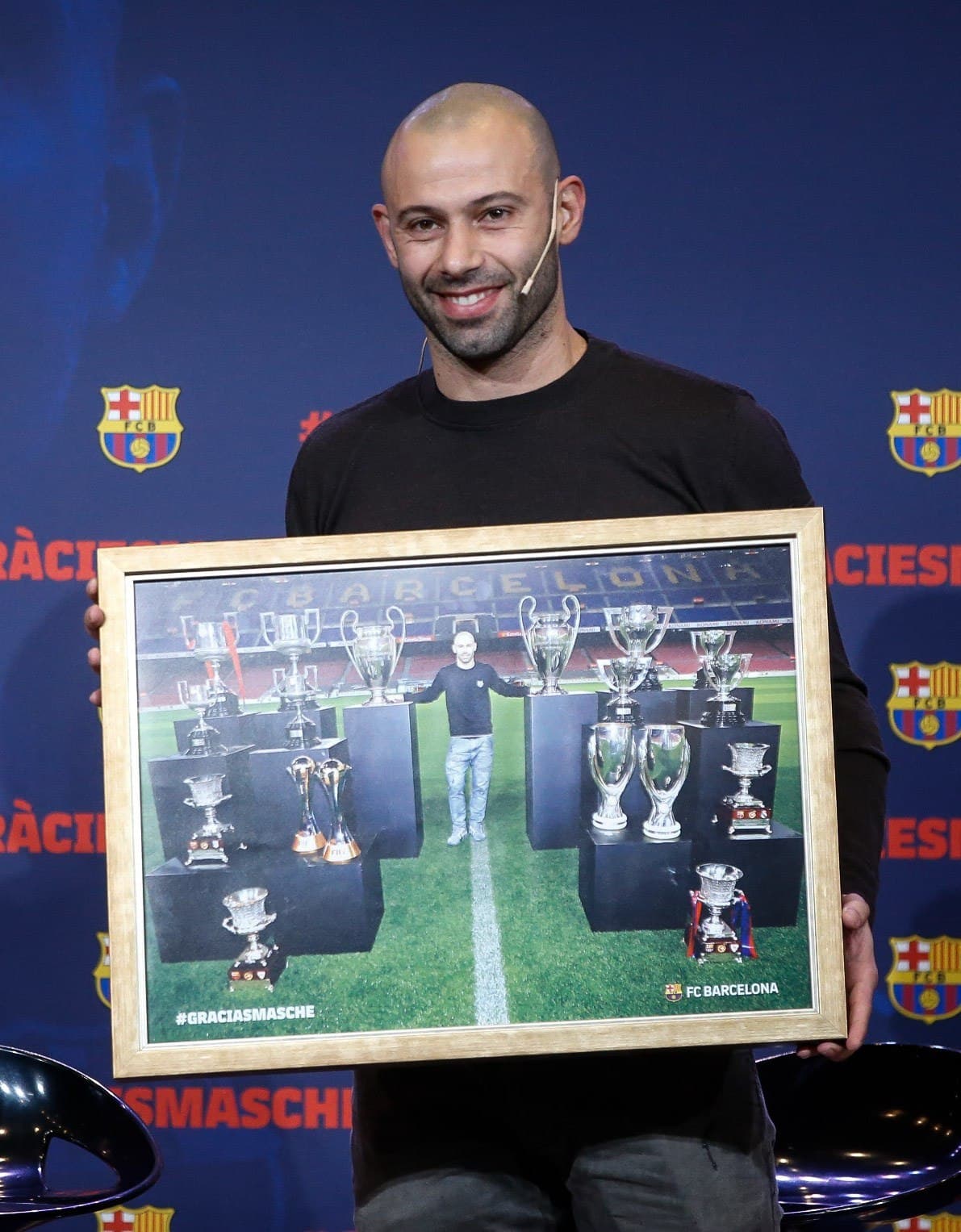 Antes de llegar, el argentino posó con los 18 trofeos que levantó jugando con el club catalán.